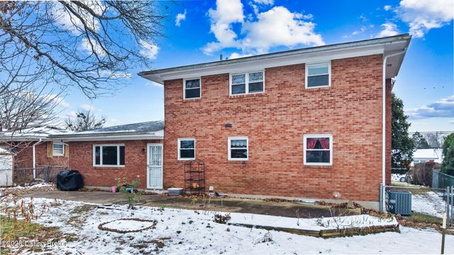 6017 Bay Pine Dr, Louisville, KY 40219