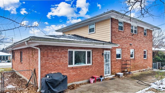 6017 Bay Pine Dr, Louisville, KY 40219