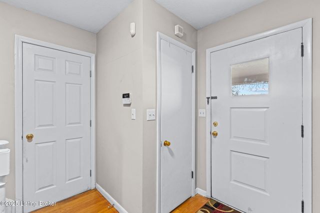 6017 Bay Pine Dr, Louisville, KY 40219