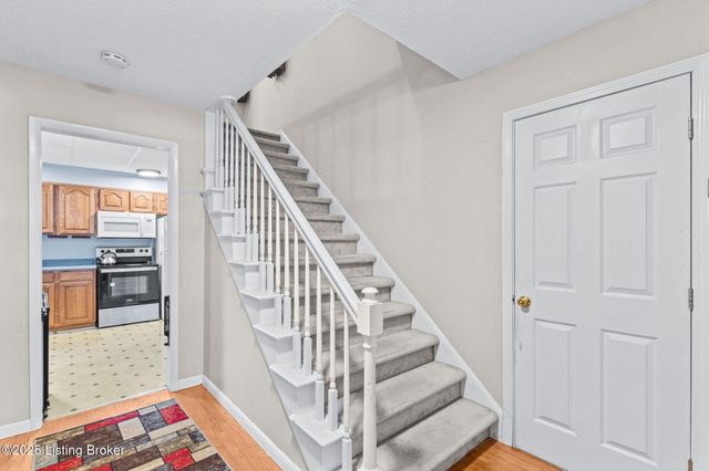 6017 Bay Pine Dr, Louisville, KY 40219