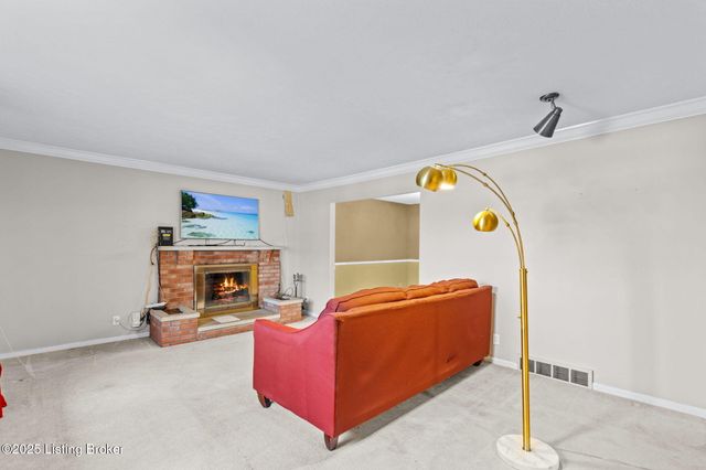 6017 Bay Pine Dr, Louisville, KY 40219