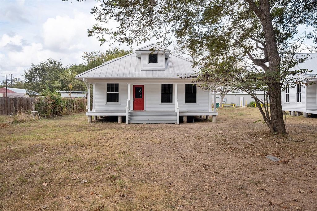 304 Washington ST, Smithville, TX 78957