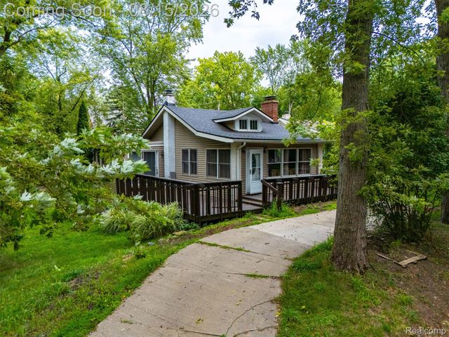 5607 Loveland Street, West Bloomfield Charter Township, MI 48322