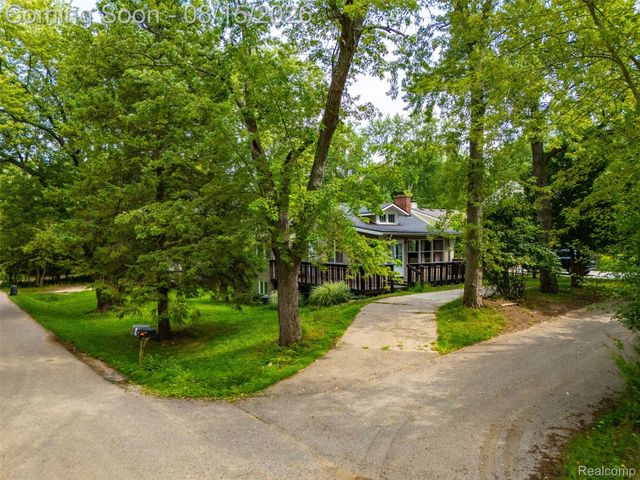 5607 Loveland Street, West Bloomfield Charter Township, MI 48322