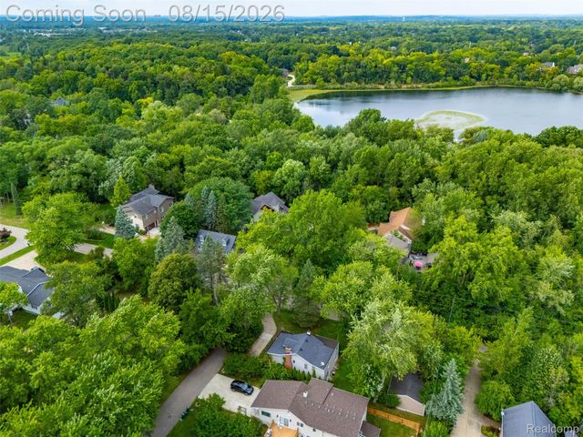 5607 Loveland Street, West Bloomfield Charter Township, MI 48322