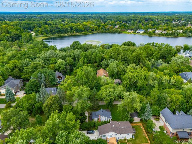 5607 Loveland Street, West Bloomfield Charter Township, MI 48322