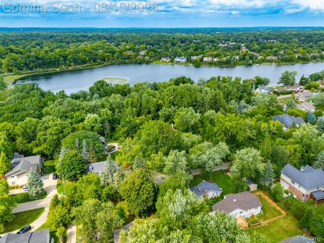 5607 Loveland Street, West Bloomfield Charter Township, MI 48322