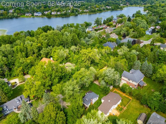 5607 Loveland Street, West Bloomfield Charter Township, MI 48322