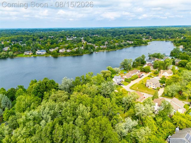 5607 Loveland Street, West Bloomfield Charter Township, MI 48322