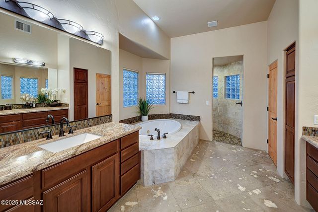 11158 N Pusch Ridge Vistas Drive, Oro Valley, AZ 85737