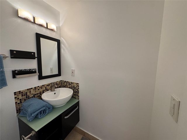 901 SE 2nd Court 3, Fort Lauderdale, FL 33301