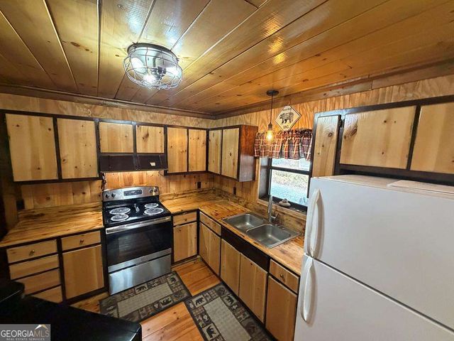 636 Bear Paw Trail, Blue Ridge, GA 30513