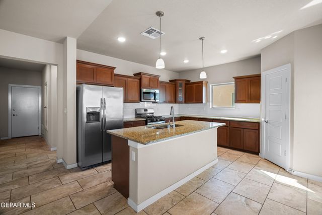 2041 Blue Valley Avenue, Socorro, TX 79927