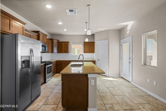 2041 Blue Valley Avenue, Socorro, TX 79927