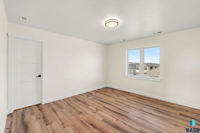2605 S Maplewood Ave Avenue, Sioux Falls, SD 57110