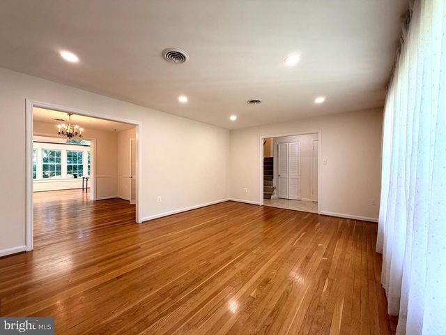 7529 CAYUGA AVE, Bethesda, MD 20817