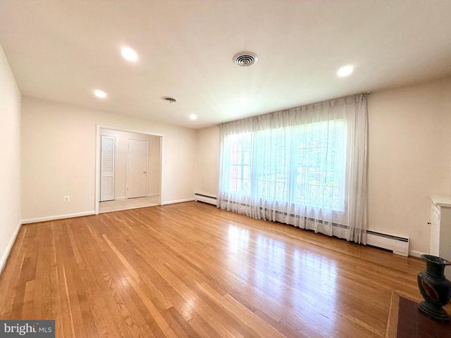 7529 CAYUGA AVE, Bethesda, MD 20817