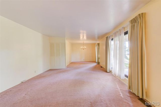 3975 Highwillow Drive, Florissant, MO 63033