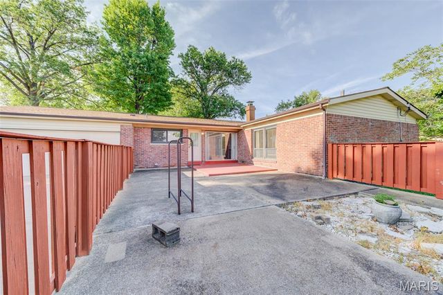 3975 Highwillow Drive, Florissant, MO 63033