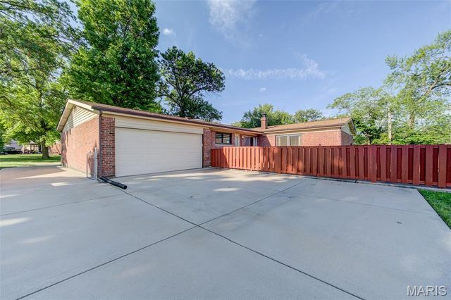 3975 Highwillow Drive, Florissant, MO 63033