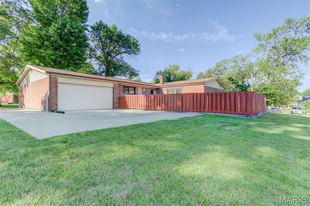 3975 Highwillow Drive, Florissant, MO 63033