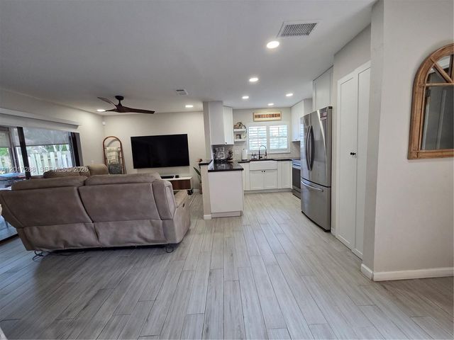 19 Chestnut Circle, Cooper City, FL 33026