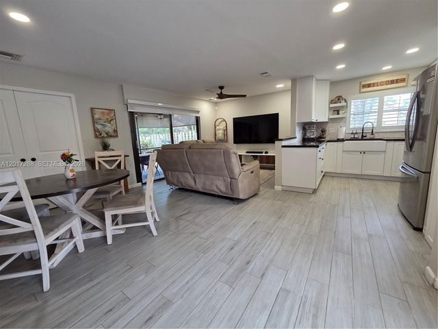 19 Chestnut Circle, Cooper City, FL 33026