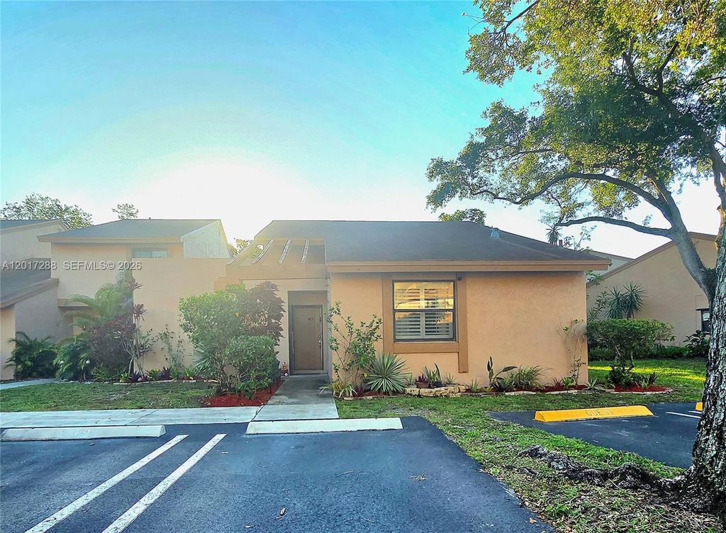 19 Chestnut Circle, Cooper City, FL 33026