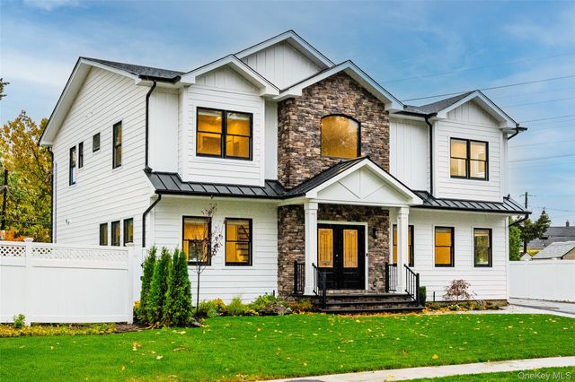 29 Hyacinth Road, Levittown, NY 11756