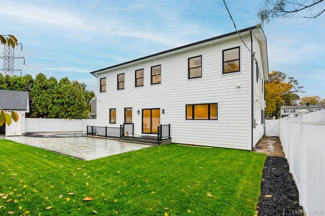 29 Hyacinth Road, Levittown, NY 11756