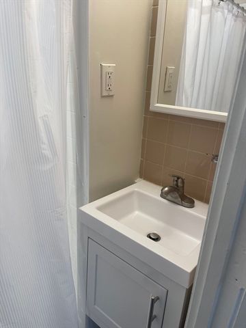 8 Lothrop Street 3, Salem, MA 01970