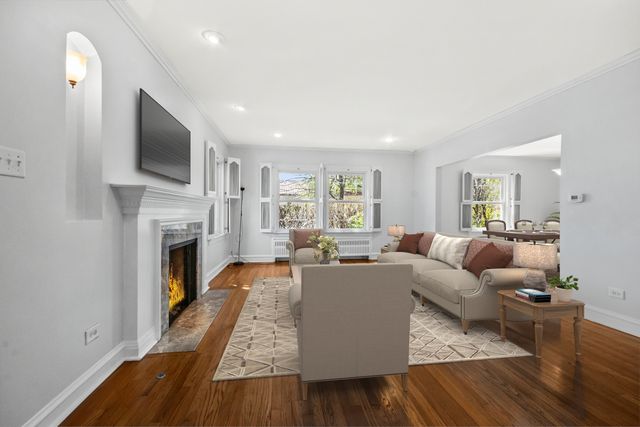 6700 N Fairfield Avenue, Chicago, IL 60645