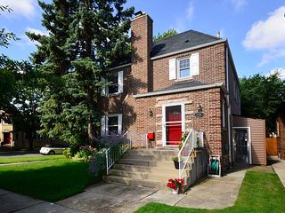 6700 N Fairfield Avenue, Chicago, IL 60645