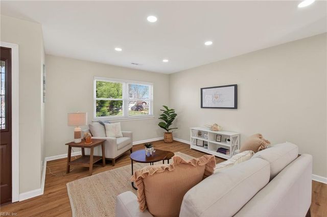 609 Abbey DR, Virginia Beach, VA 23455