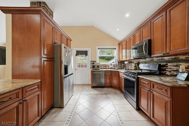 22 Federal Hill Rd, Pompton Lakes Boro, NJ 07442