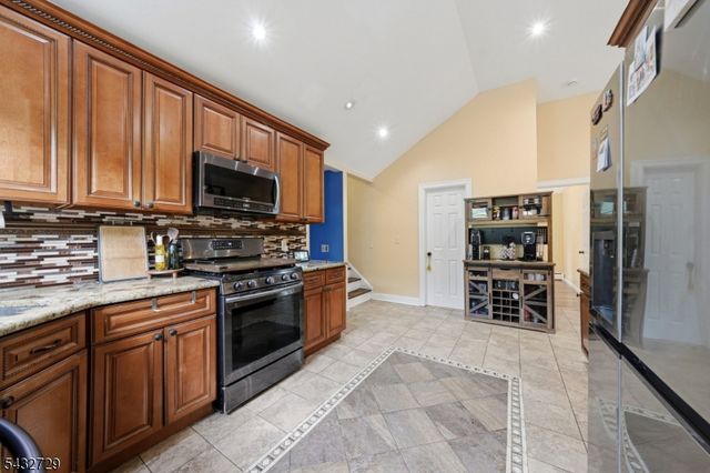 22 Federal Hill Rd, Pompton Lakes Boro, NJ 07442