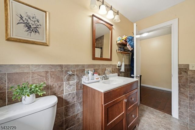 22 Federal Hill Rd, Pompton Lakes Boro, NJ 07442