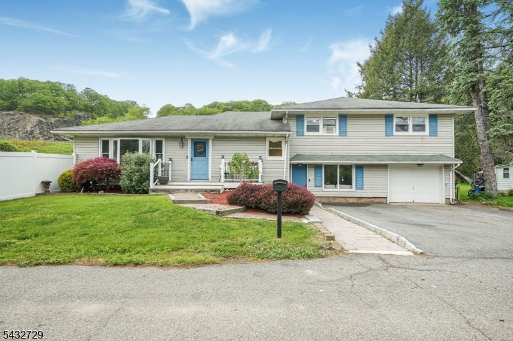 22 Federal Hill Rd, Pompton Lakes Boro, NJ 07442
