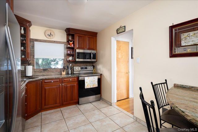 242 Seidman Place, Franklin Square, NY 11010