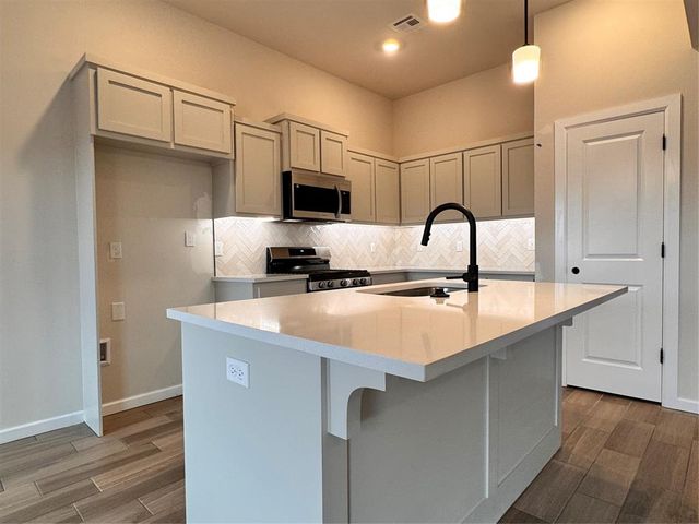 1800 Pin Cherry Lane, Moore, OK 73160
