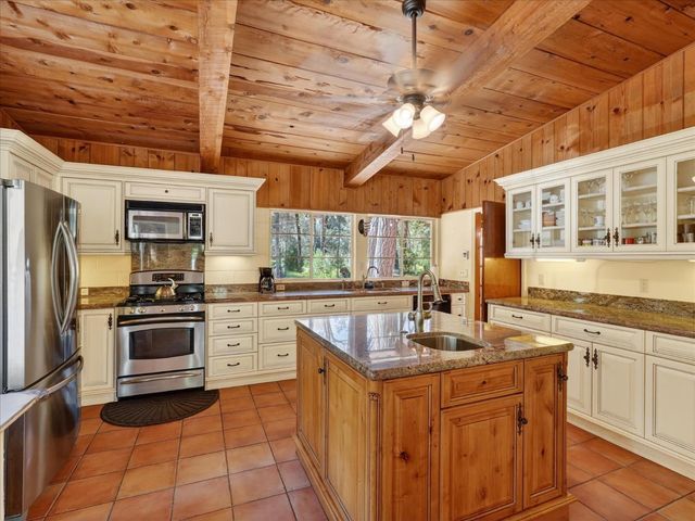 37733 Black Ranch Rd, Oakhurst, CA 93644