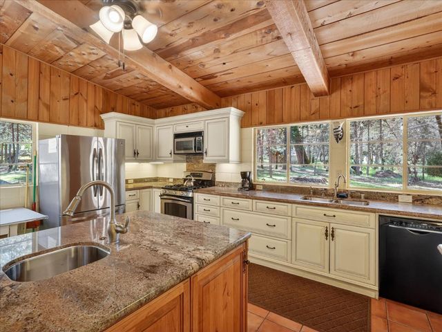 37733 Black Ranch Rd, Oakhurst, CA 93644