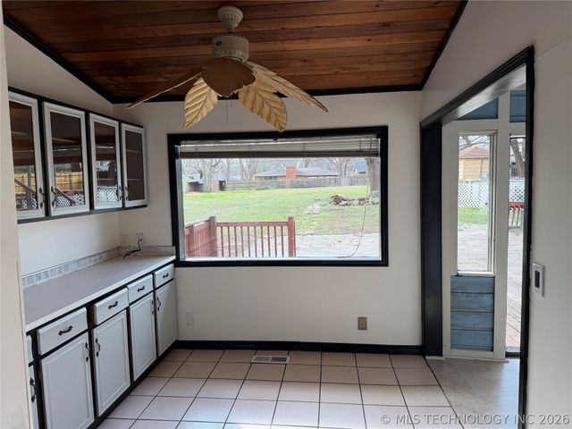 5212 S Columbia Place, Tulsa, OK 74105