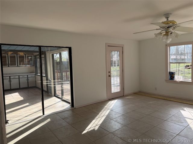 5212 S Columbia Place, Tulsa, OK 74105