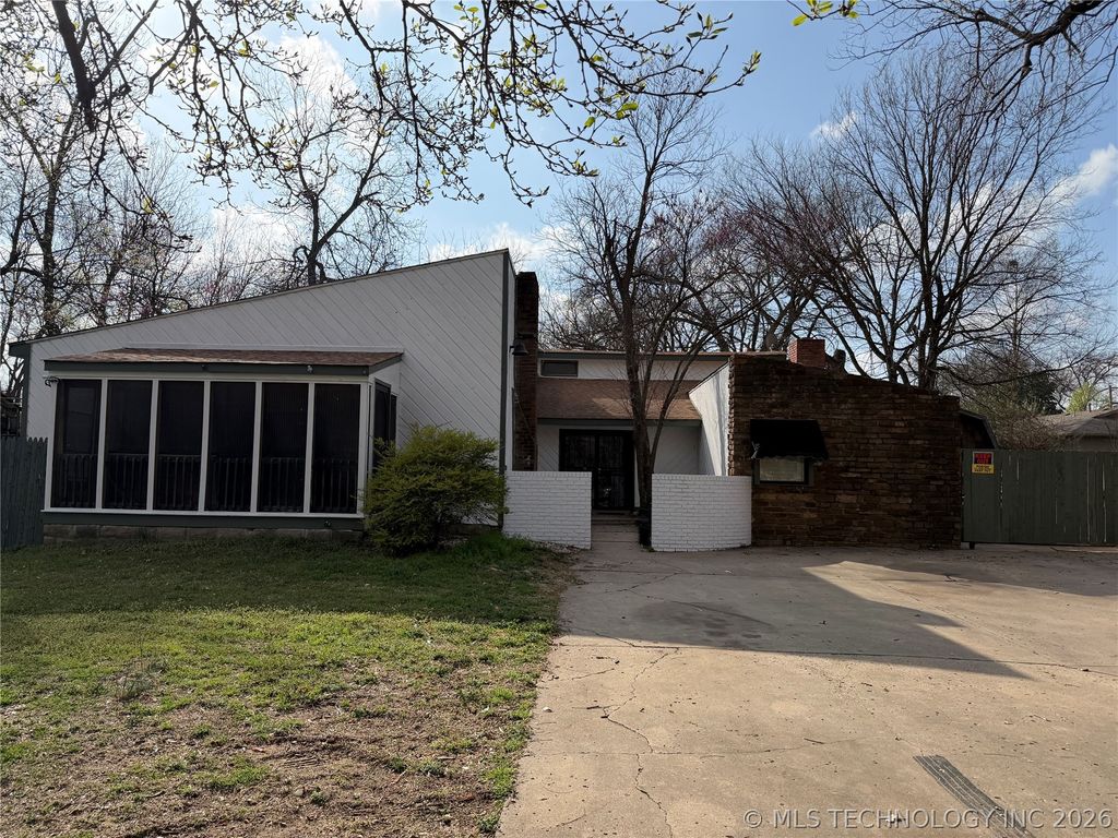 5212 S Columbia Place, Tulsa, OK 74105