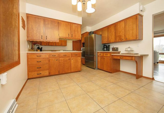 107 Crestwood Ave, Waverly, IA 50677