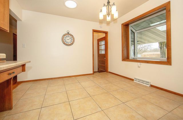 107 Crestwood Ave, Waverly, IA 50677