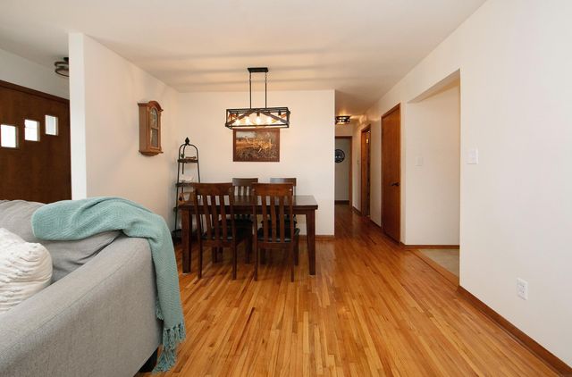 107 Crestwood Ave, Waverly, IA 50677