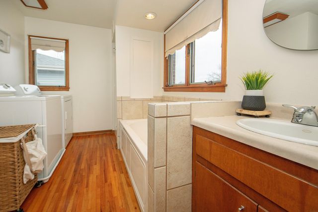 107 Crestwood Ave, Waverly, IA 50677