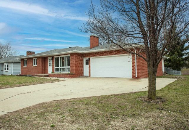 107 Crestwood Ave, Waverly, IA 50677